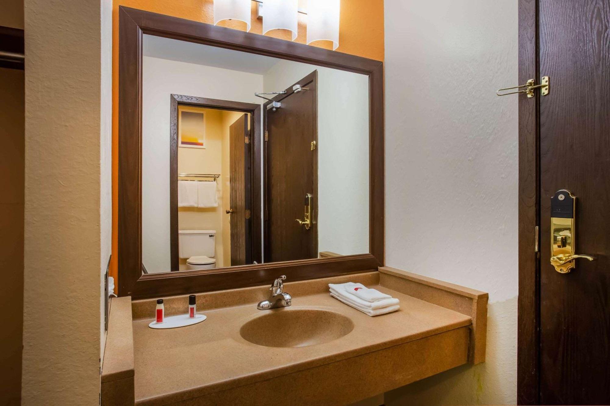 Days Inn & Suites By Wyndham Stevens Point Eksteriør bilde