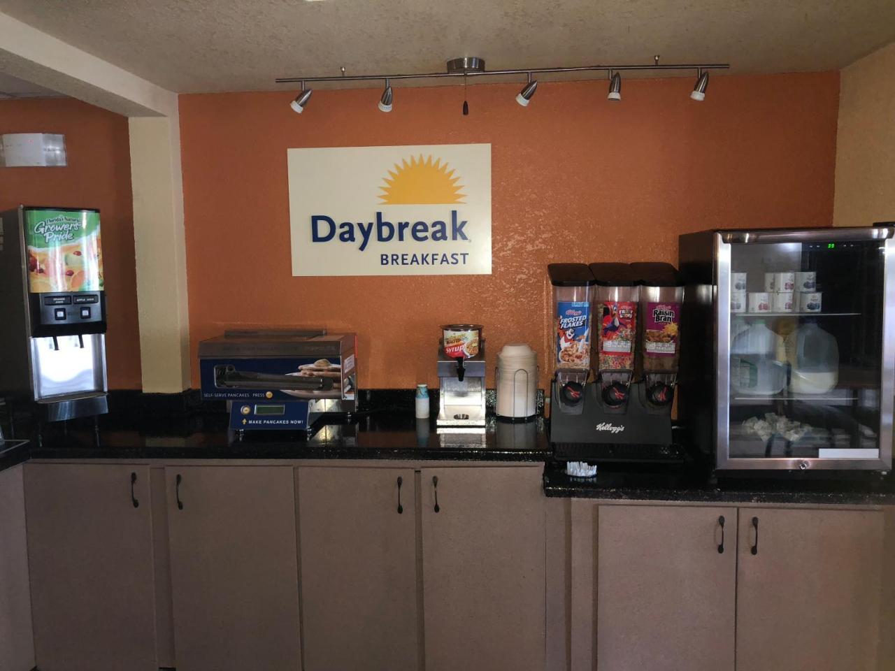 Days Inn & Suites By Wyndham Stevens Point Eksteriør bilde