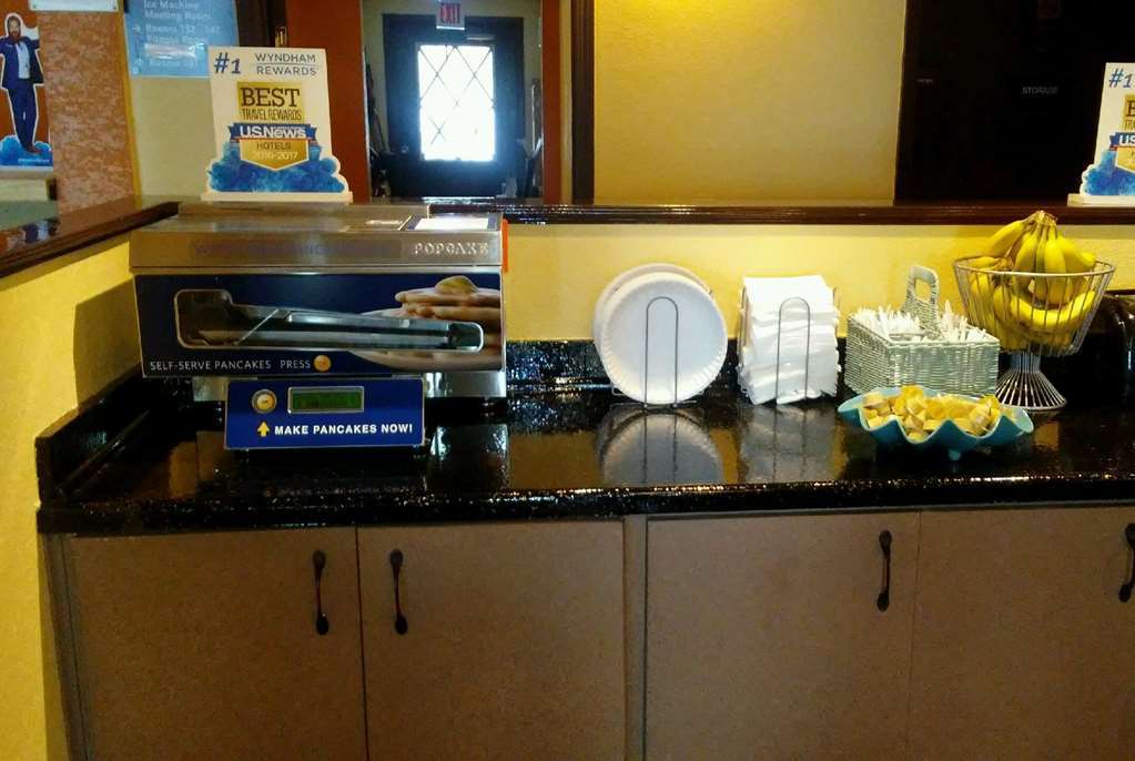 Days Inn & Suites By Wyndham Stevens Point Restaurant bilde